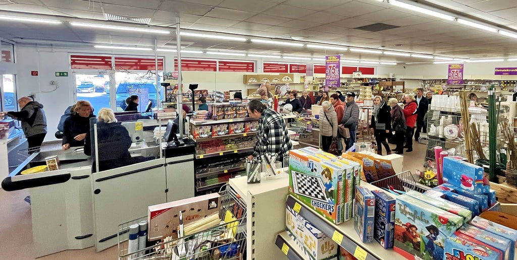 An den Kassen braucht es bei Lilapetz etwas Geduld – teils warten bis zu 50 Kunden gleichzeitig.