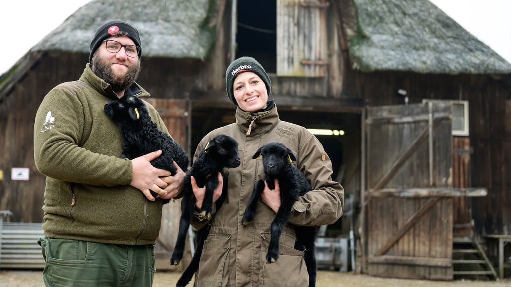 Für Schäfer und Schäferinnen wie Clemens Lippschuss und Josefine Schön ist die derzeitige Lammzeit eine extrem intensive und arbeitsreiche Zeit.