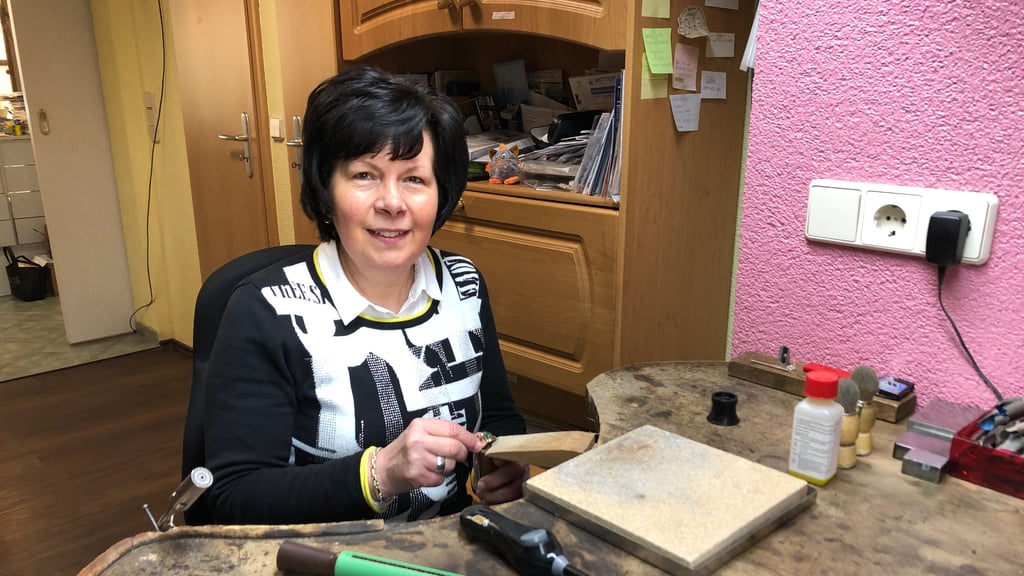 Heike Heinecke betreibt seit 40 Jahren eine Goldschmiede in Teuchern. An der Werkbank arbeitet sie unter anderem mit Lötkolben und Fasser.