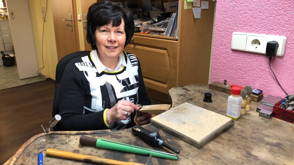 Heike Heinecke betreibt seit 40 Jahren eine Goldschmiede in Teuchern. An der Werkbank arbeitet sie unter anderem mit Lötkolben und Fasser.