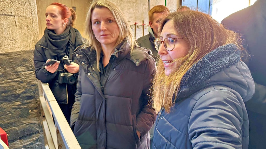 Stefanie Bender (rechts) gibt  Anne-Marie  Richter  von der  Wirtschaftsförderung des Landkreises Einblicke  in  die  Milchviehhaltung.