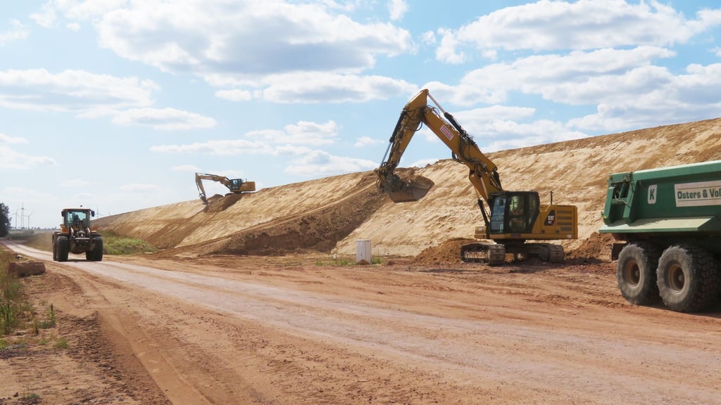 A 14 Baustelle - hier zwischen Lüderitz und Stendal. 2011 wurde der Bau der Nordverlängerung von Magdeburg nach Schwerin begonnen, frühestens 2030 wird sie durchgehend befahrbar sein.