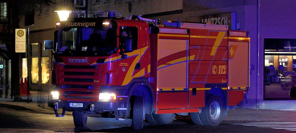 Die Feuerwehr gegen 22.35 Uhr am Dormero-Hotel in der Dessauer Innenstadt. 