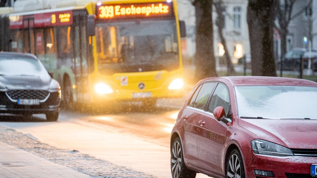 Vor allem für den Südwesten und Westen Niedersachsens wird vor Glätte gewarnt.