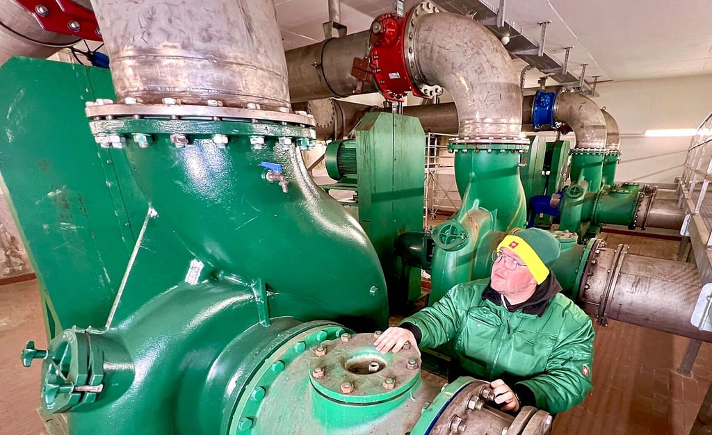 Im Klärwerk Bernburg soll das Zwischenpumpwerk, hier mit Mitarbeiter Bastian Hohmann, erneuert werden.