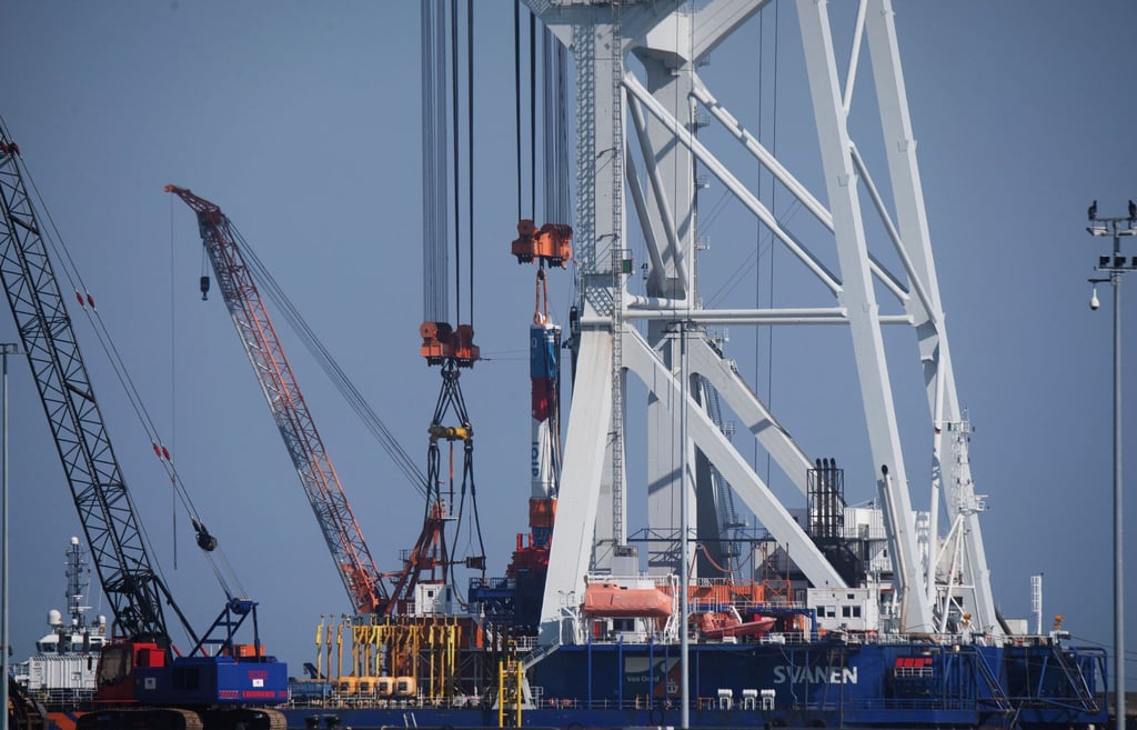Das Kranschiff „Svanen“ kann sogenannte Monopiles - das sind Pfähle, auf denen die Windräder errichtet werden - in den Meeresboden rammen. (Archivbild)