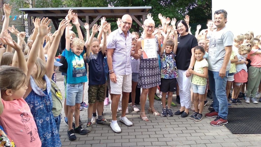 Ein Bild aus glücklichen Zeiten. Die Grundschüler in Domersleben freuen sich mit Schulleiter Sven Hoff (Mitte) über eine Auszeichnung, Jetzt wird es allerdings eng für die traditionsreiche Lehranstalt.