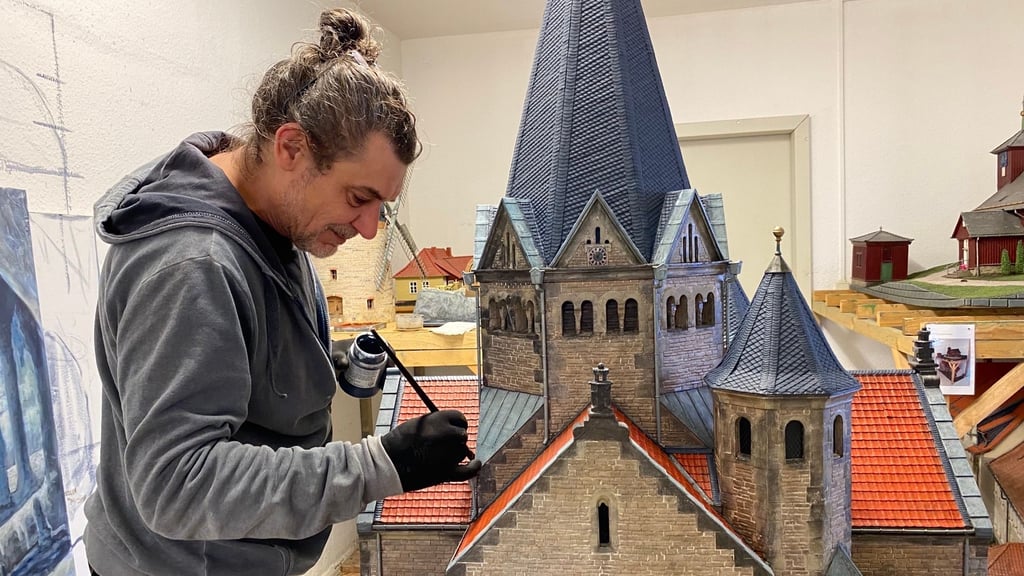 Wernigeröder Bürger- und Miniaturenpark: Thomas Sommerfeld verpasst dem Dach der Benzingeröder Kirche einen neuen Anstrich.