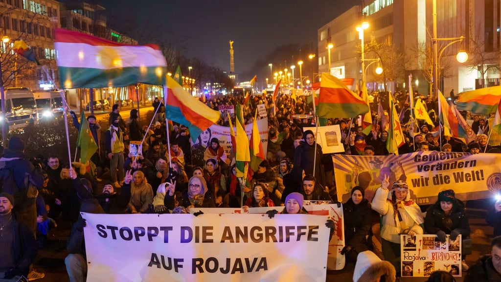 Seit Tagen demonstrieren in Berlin Menschen für das im Norden Syriens gelegene kurdische Rojava. (Archivbild)