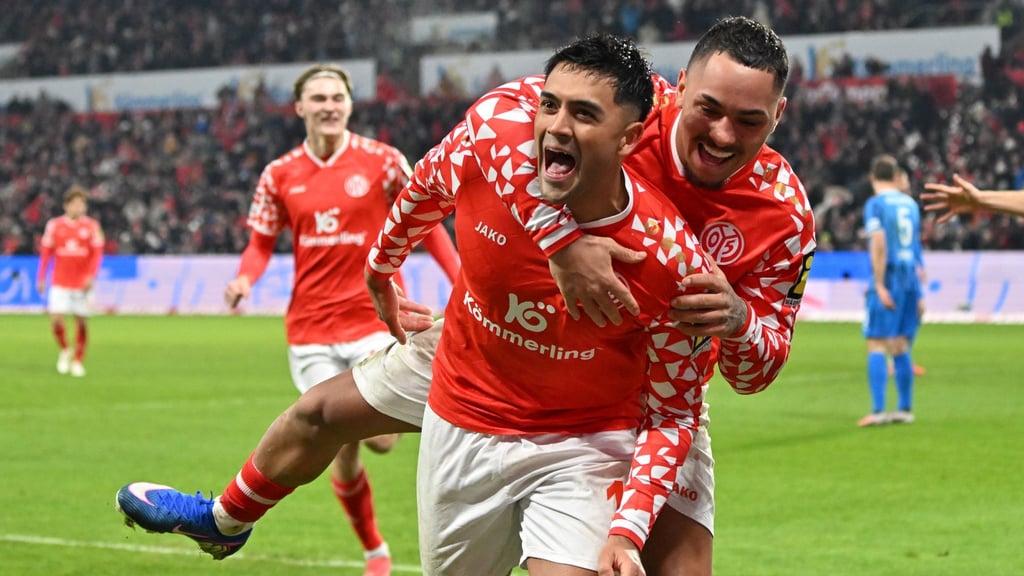 Gefeierter Mann bei Mainz: Nadiem Amiri (l.)