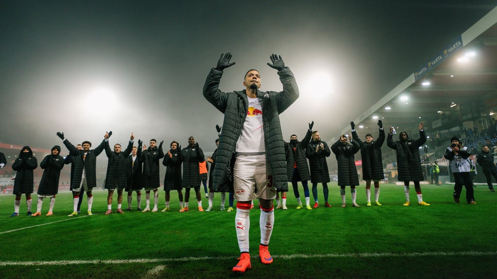 Teamkollegen und Fans feiern die Rückkehr von RB-Profi Benjamin Henrichs.