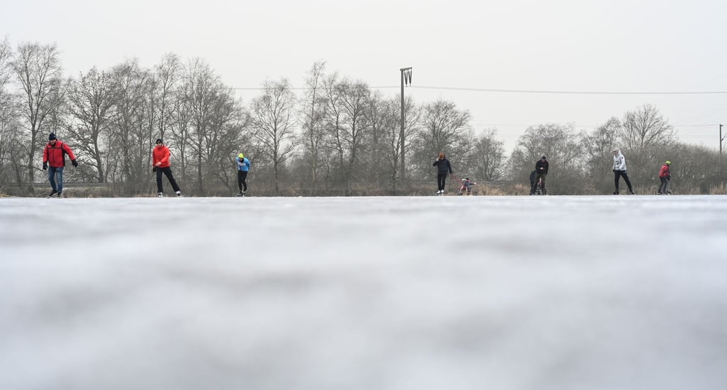 Wintersportler auf der Fläche von Concordia Neermoor.