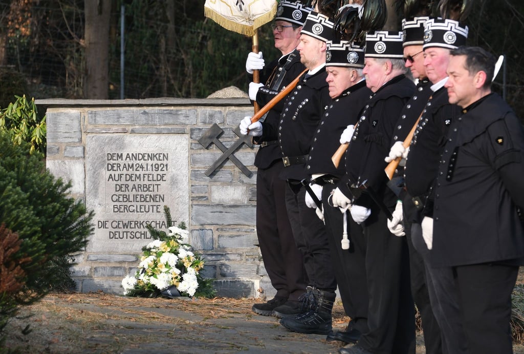 Mitglieder der Knappschaft des Lugau-Oelsnitzer Steinkohlereviers gedenken der Opfer der schweren Grubenexplosion im Jahr 1921.