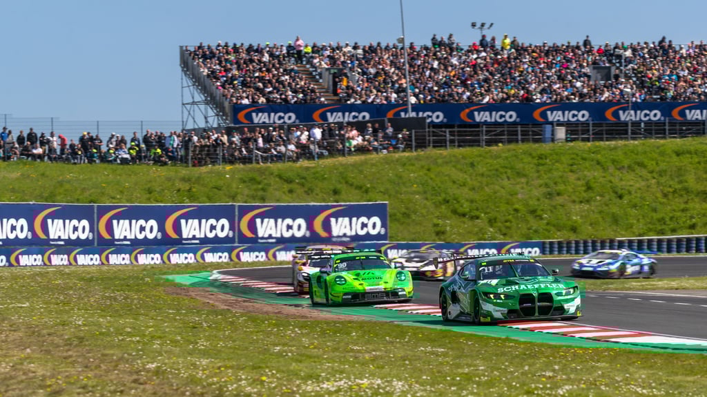 Professionelle Rennfahrer fühlen sich auf der Rennstrecke in der Motorsport-Arena Oschersleben praktisch zu Hause. Mit den neuen Touristenfahrten dürfen jetzt auch die Fans auf die Strecke.