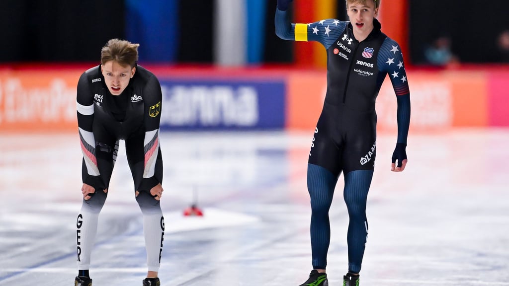 Jordan Stolz jubelt, Finn Sonnekalb (l) ist geschlagen.