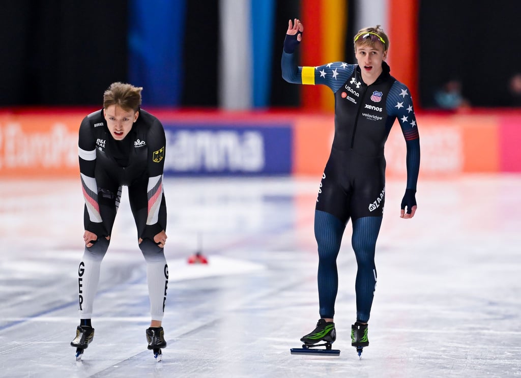 Jordan Stolz jubelt, Finn Sonnekalb (l) ist geschlagen.
