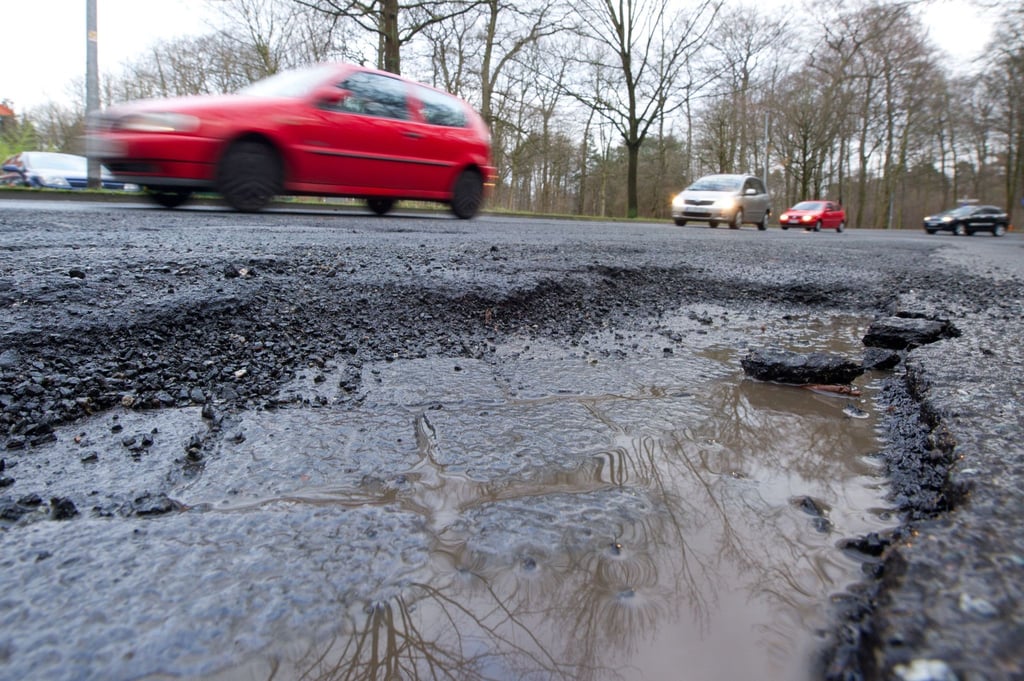 Schlaglöcher können im Winter häufiger entstehen. (Symbolbild)