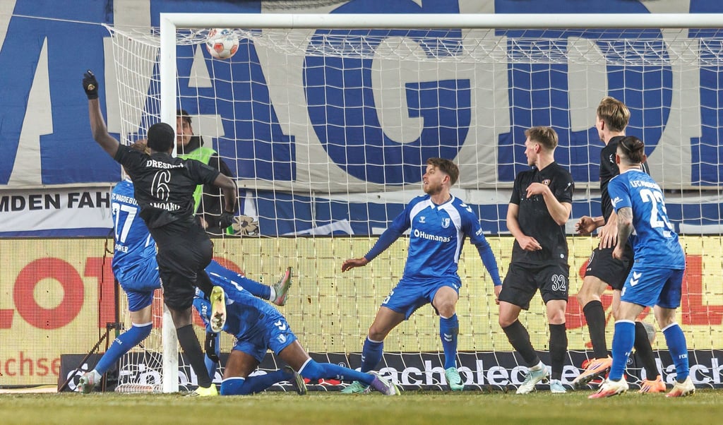 Kofi Amoako (2.v.l, Dynamo Dresden) trifft zum 1:1.
