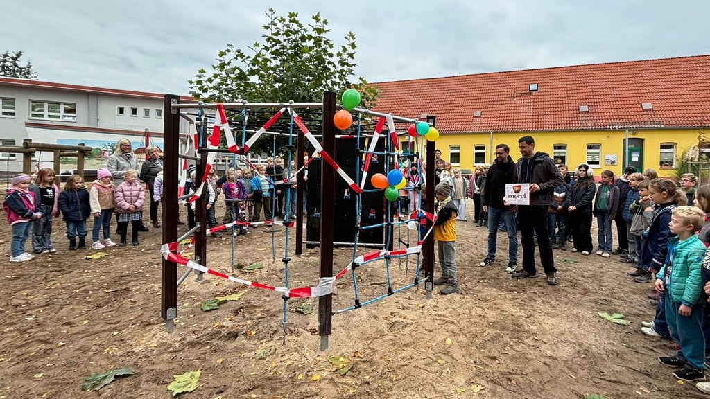 Die Schüler der Grundschule „Martin Selber“ können sich an einem neuen Spielgerät vergnügen.