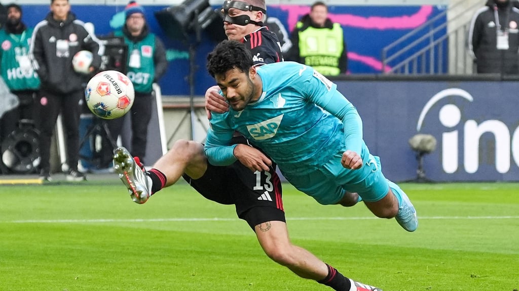 Kommt ein Hoffenheimer geflogen: Ozan Kabak (r) im Duell mit Frankfurts Rasmus Kristensen.