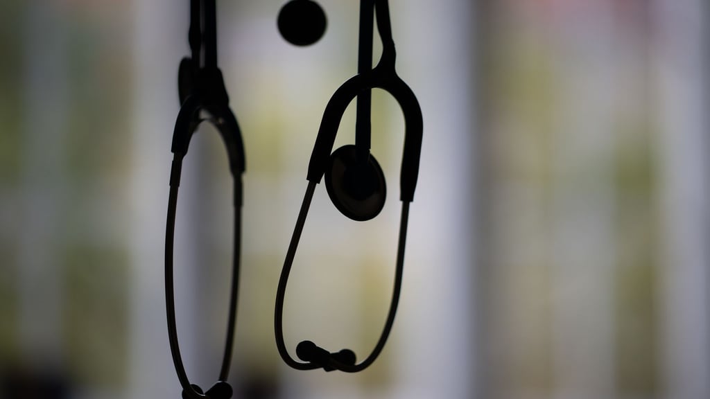 Der Krankenstand in Berlin verharrte im vergangenen Jahr auf hohem Niveau. (Symbolbild)