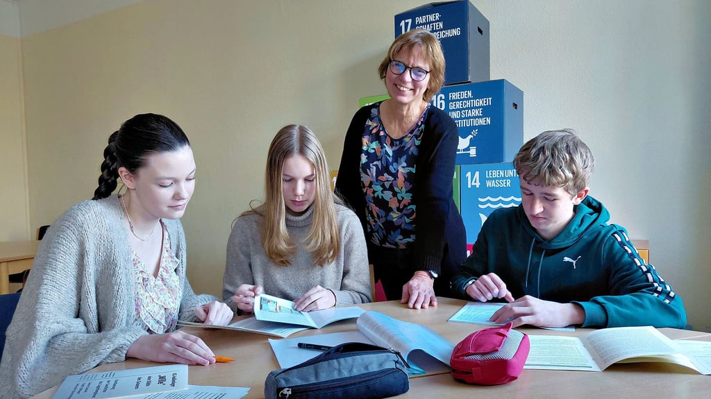 Unter Leitung der Lehrerin Ines Schneider beschäftigen sich Neuntklässler mit der Geschichte des KZ Außenlagers Wille: Luise Gruber, Amelie Zimmermann  und    Gabriel Günther  bereiten die Gedenkveranstaltung   in Rehmsdorf vor.  