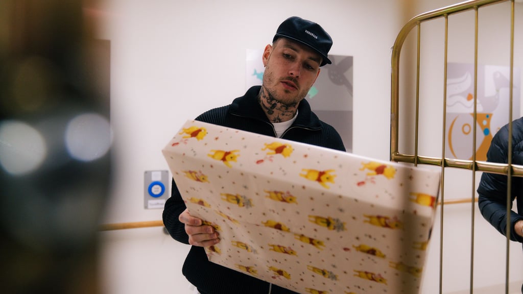 David Raum verteilte mit Xaver Schlager Geschenke in der Kinderklinik.