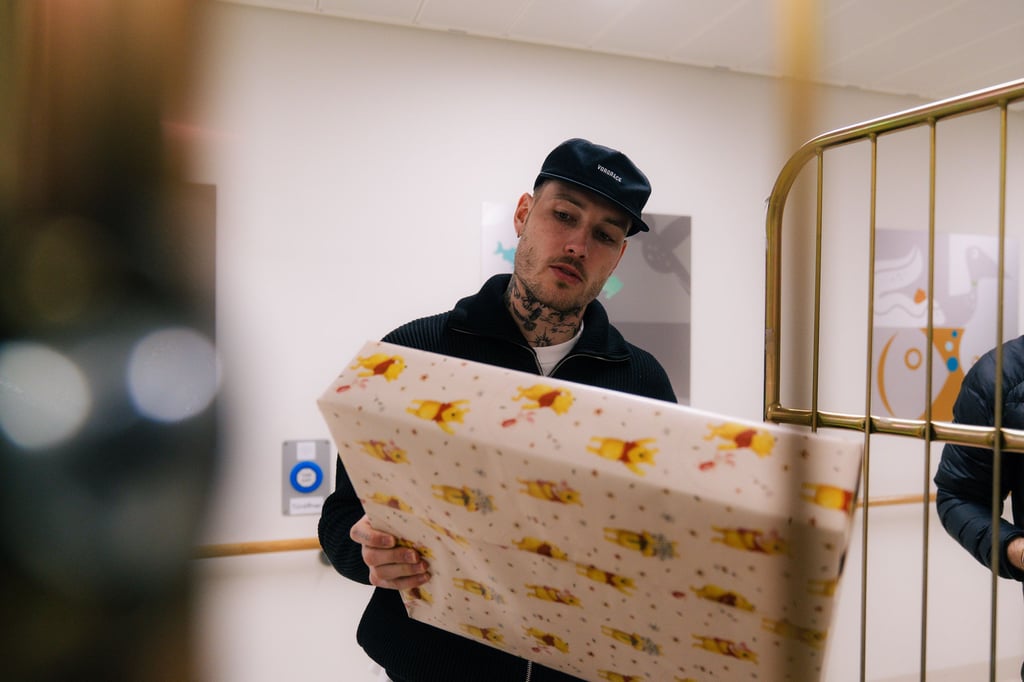 David Raum verteilte mit Xaver Schlager Geschenke in der Kinderklinik.