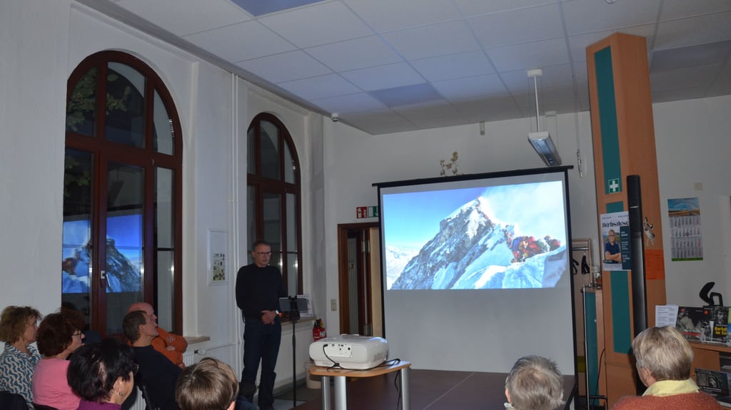 Das Lese-Café der Stadtbibliothek Oschersleben veranstaltet regelmäßig Autorenlesungen. Hier: Autor Peter Brunnert bei einer Lesung im November 2025.