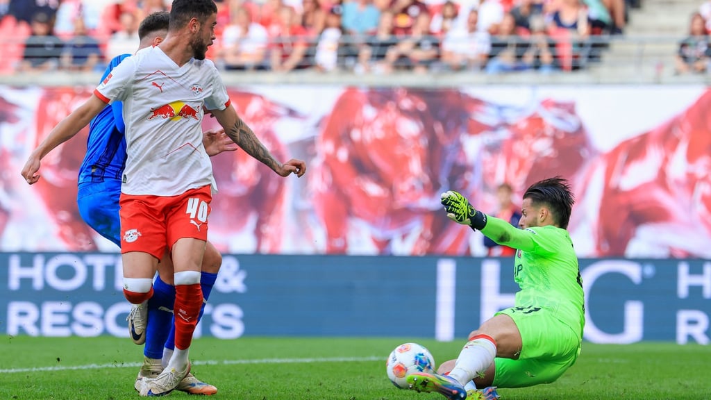 RB Leipzigs Romulo (l.) sorgte mit einem spektakulären Hackentor im Hinspiel für das 2:0. (Archivbild)