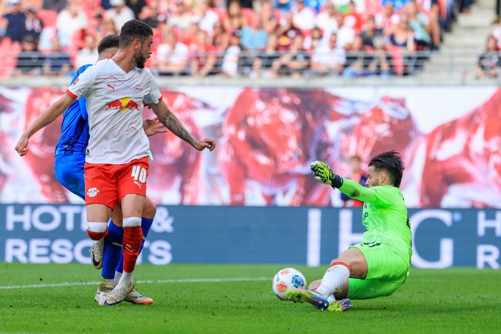 RB Leipzigs Romulo (l.) sorgte mit einem spektakulären Hackentor im Hinspiel für das 2:0. (Archivbild)