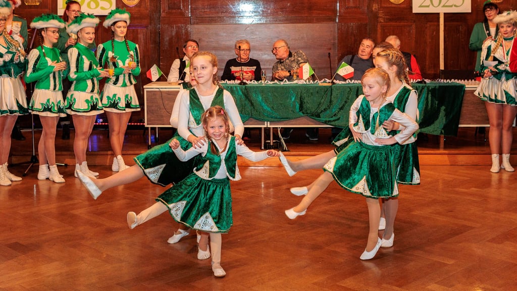 Am 11. 11 übernahm der ZCV die Rathausschlüssel. Das Motto lautet in diesem Jahr: i „Der ZCV ist 40 Jahr - Das wird gefeiert - Ist doch klar" 