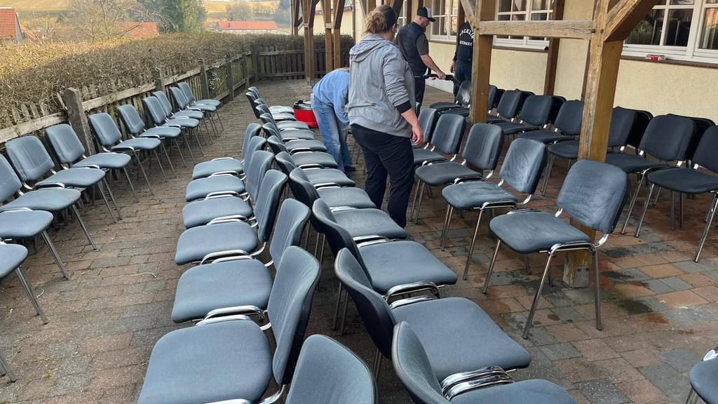 Die Schieloer haben ihr Bürgerhaus in Eigenregie wieder zur Vermietung hergerichtet. Silvester haben sie zusammen in der Wilden Ente gefeiert. 