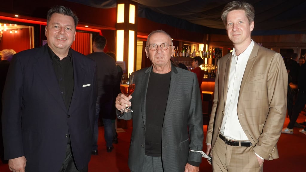 Holger Klotzbach (mitte), Gründer des Tipi am Kanzleramt - hier bei einer Uraufführung zwischen den früheren Senatoren Andreas Geisel und David Wesener -, ist am Freitag gestorben. (Archivbild)