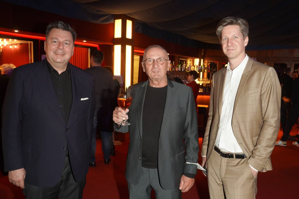 Holger Klotzbach (mitte), Gründer des Tipi am Kanzleramt - hier bei einer Uraufführung zwischen den früheren Senatoren Andreas Geisel und David Wesener -, ist am Freitag gestorben. (Archivbild)