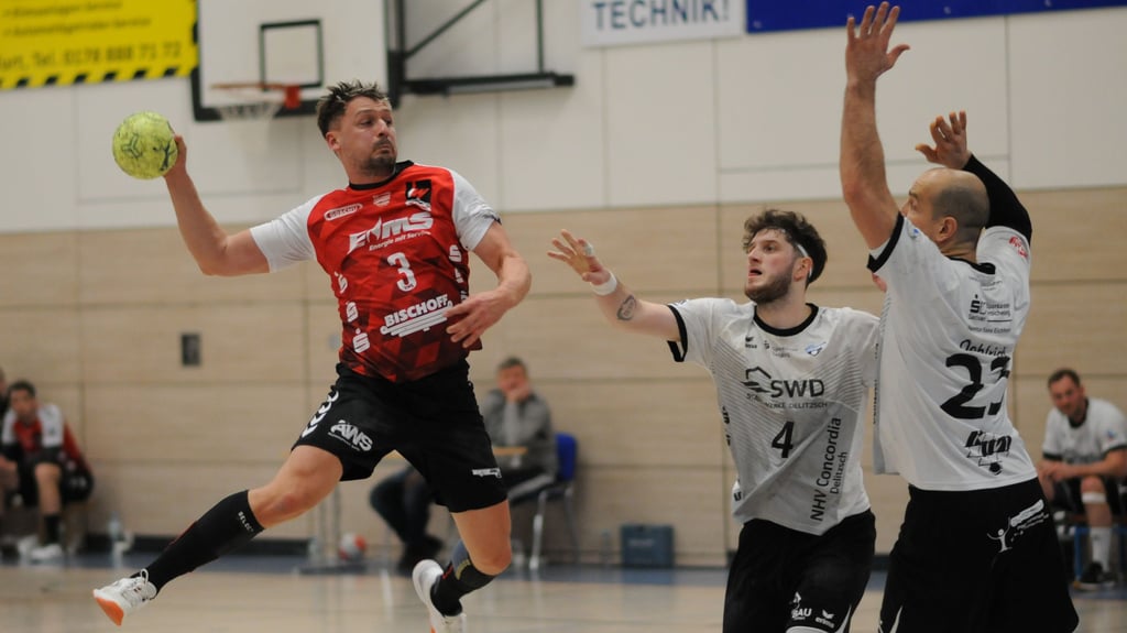 Steffen Cieszynski (links) war mir sieben Toren bester Werfer des HV Rot-Weiss Staßfurt gegen Spitzenreiter Delitzsch.