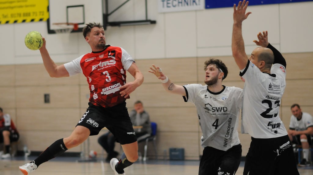 Steffen Cieszynski (links) war mir sieben Toren bester Werfer des HV Rot-Weiss Staßfurt gegen Spitzenreiter Delitzsch.