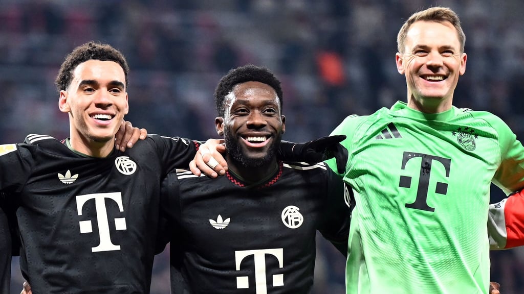 Musiala (l) und Davies (r) wollen demnächst wieder als Startelf-Spieler jubeln. (Archivbild)