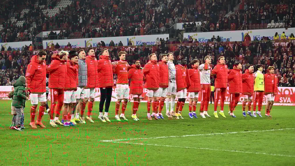 Die Mainzer feiern mit den Fans einen Sieg - wenig später wird das Stadion geäumt.