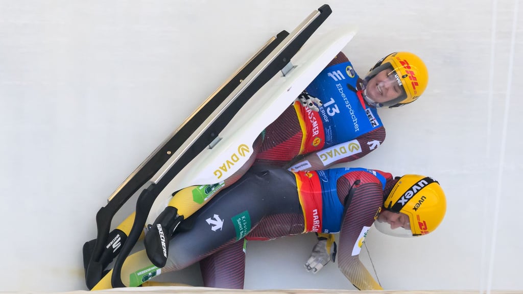 Die Olympia-Starterinnen Dajana Eitberger (r) und Magdalena Matschina stürzten beim Weltcup in Oberhof.