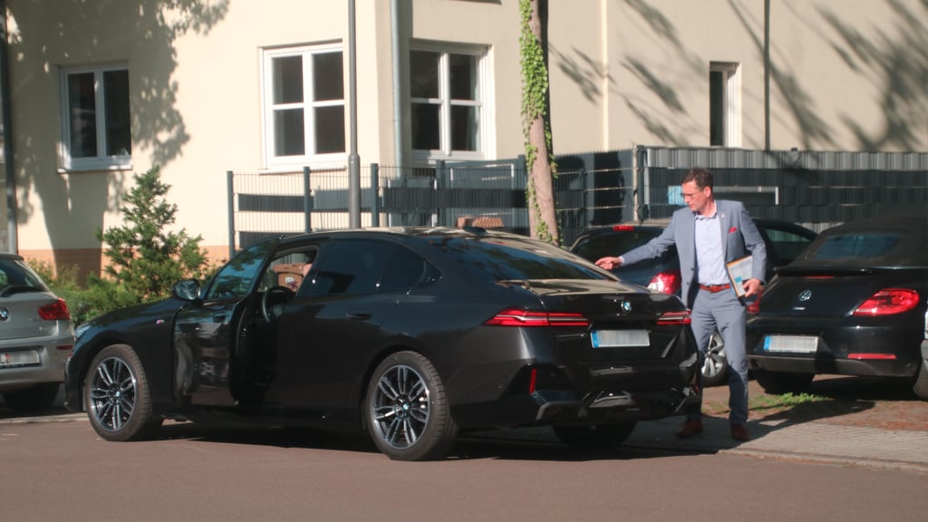 Halles Oberbürgermeister Alexander Vogt am Heck seines Dienstwagens. Sein ehemaliger Chauffeur war wohl unter dubiosen Umständen angestellt.