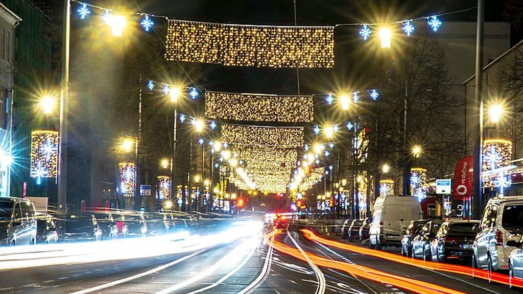 Kavalierstraße: Hier laufen Straßen- und Weihnachtsbeleuchtung. Dienstag war das nicht der Fall.