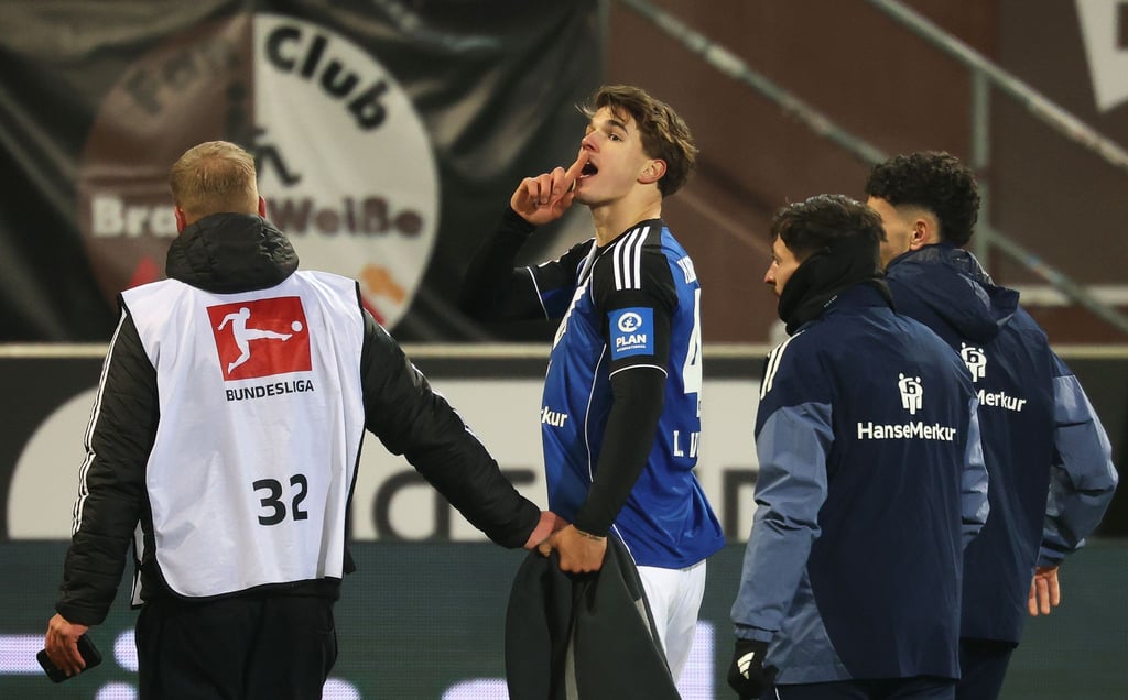 HSV-Abwehrchef Luka Vuskovic war nicht gut auf die Fans des FC St. Pauli zu sprechen.