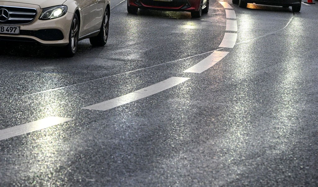 Bei rutschiger Straße kam es zu einem Unfall mit drei Autos in Osnabrück. (Symbolbild)