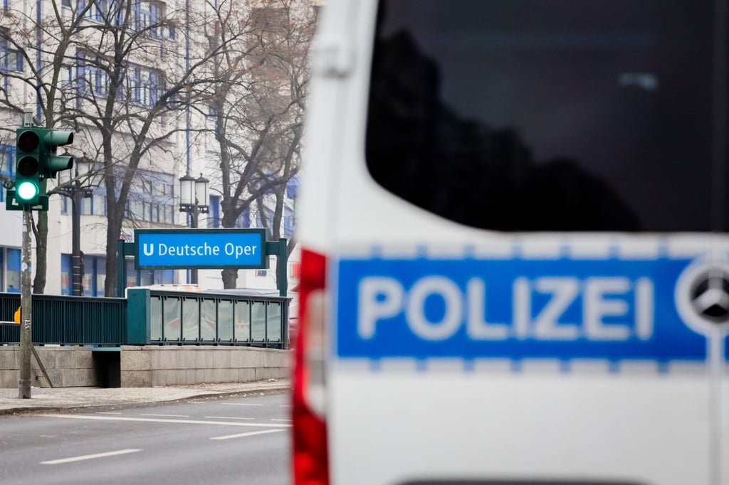 Am U-Bahnhof Deutsche Oper in Berlin ist ein 17-Jähriger durch einen Stromschlag getötet worden.