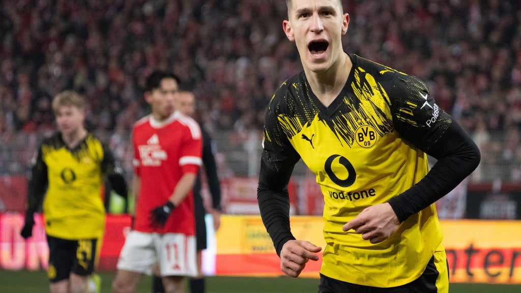 Nico Schlotterbeck bejubelt seinen Kopfballtreffer zum 2:0.