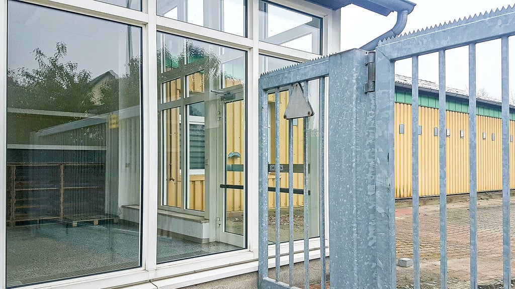 Leere Regale: Der Raiffeisenmarkt Seehausen (Altmark) bestand seine Bewährungsprobe nicht  und wurde 2025 geschlossen. Die Mitarbeiter hatten zuvor noch 1.300 Unterschriften gegen diese Entscheidung der VR Plus gesammelt. 