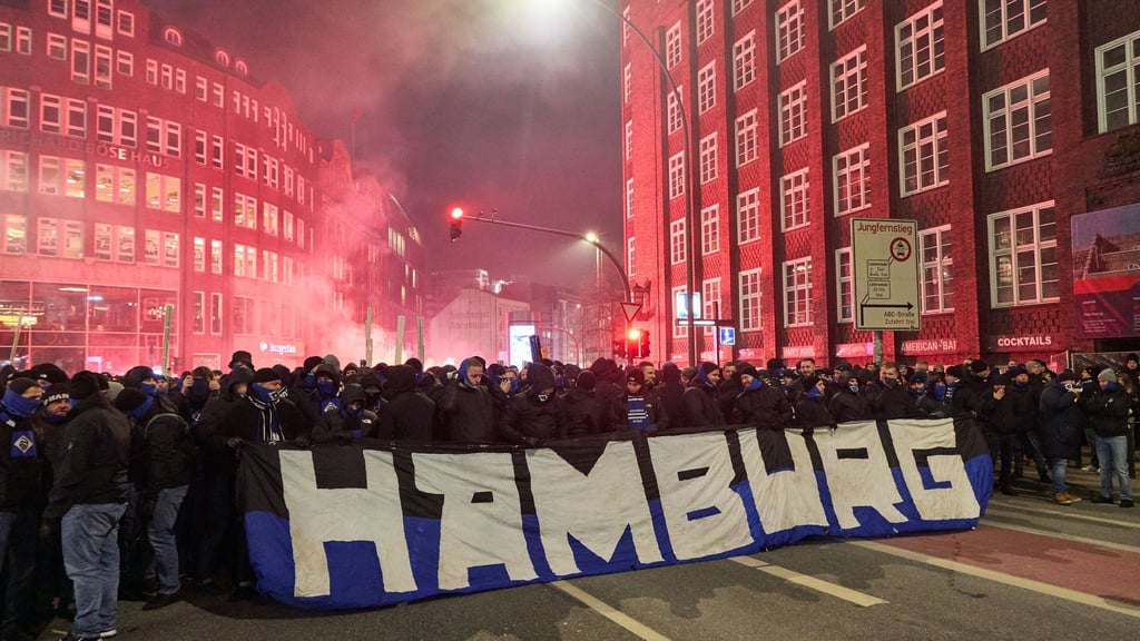 HSV-Anhänger marschierten zum Hamburger Millerntor.