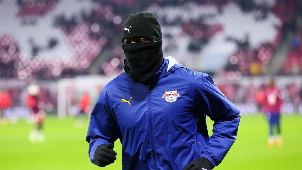 Hätten Sie ihn erkannt? El Chadaille Bitshiabu beim Warmmachen.