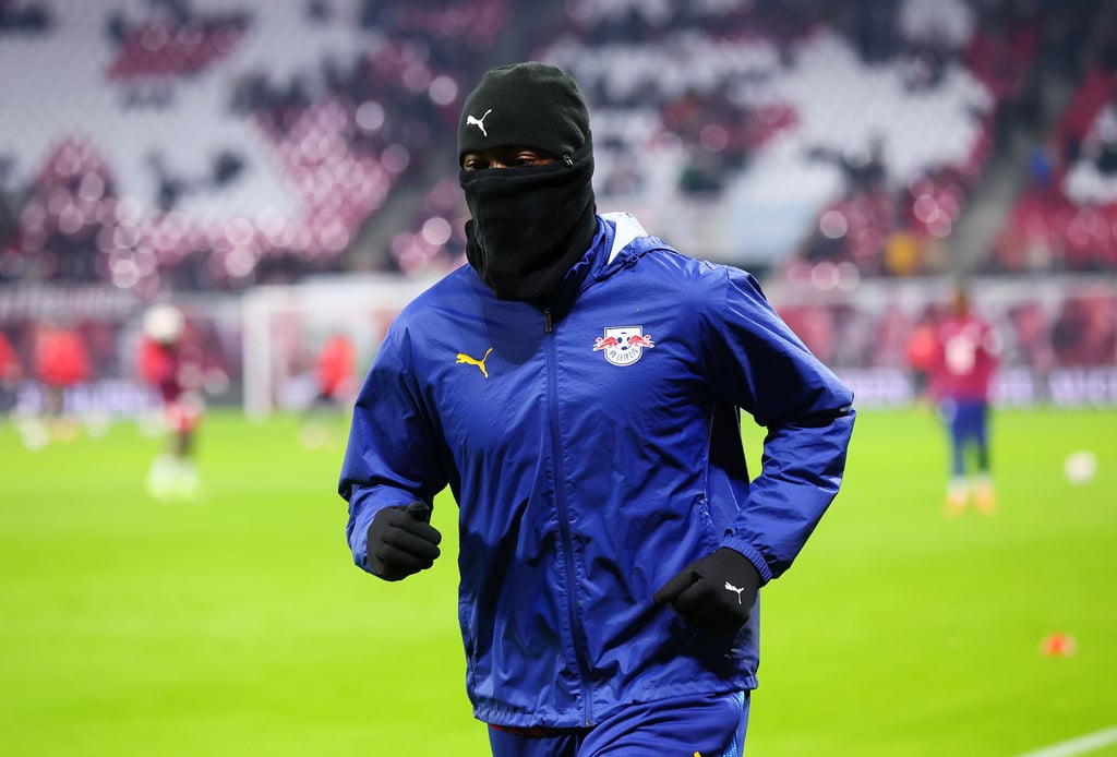 Hätten Sie ihn erkannt? El Chadaille Bitshiabu beim Warmmachen.